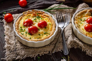 Biyolojik domatesli peynirli kiş.