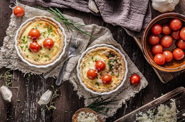 Biyolojik domatesli peynirli kiş.