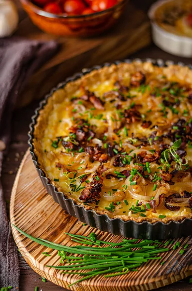 Läcker Rustik Quiche Med Rostad Lök Och Krispig Bacon — Stockfoto