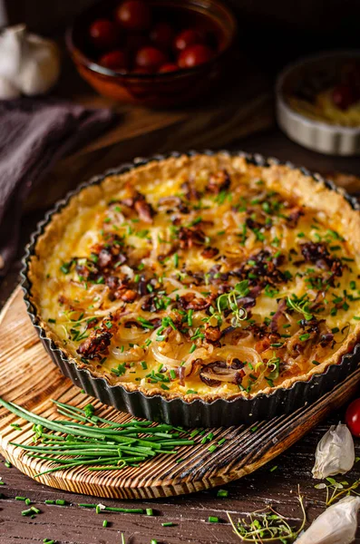 Delicioso Quiche Rústico Con Cebolla Asada Tocino Crujiente — Foto de Stock