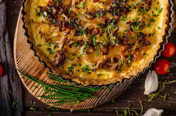 Delicioso Quiche Rústico Con Cebolla Asada Tocino Crujiente — Foto de Stock