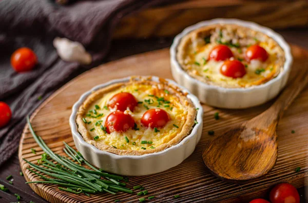 Rustik Ost Quiche Med Bio Cocktail Tomater — Stockfoto