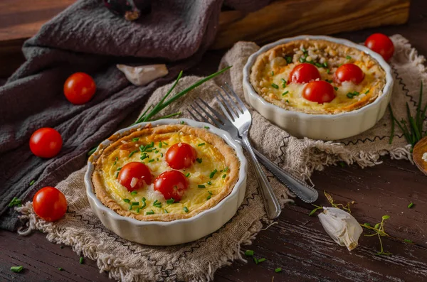 Rustieke Kaas Quiche Met Bio Cocktail Tomaten — Stockfoto