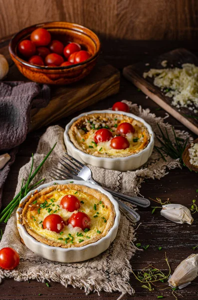 Quiche Queso Rústico Con Tomates Bio Cocktail —  Fotos de Stock