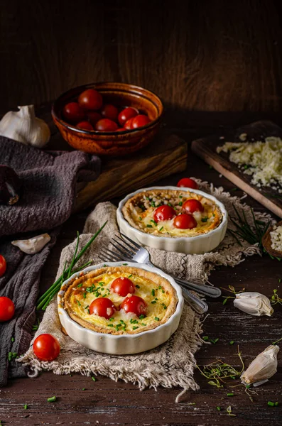 Rustik Ost Quiche Med Bio Cocktail Tomater — Stockfoto