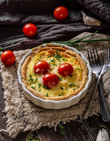 Rustik Ost Quiche Med Bio Cocktail Tomater — Stockfoto