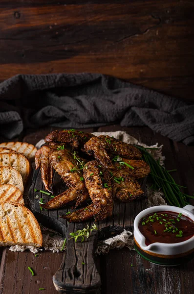 Heerlijke Gegrilde Vleugels Met Barbecuesaus Gegrild Brood — Stockfoto
