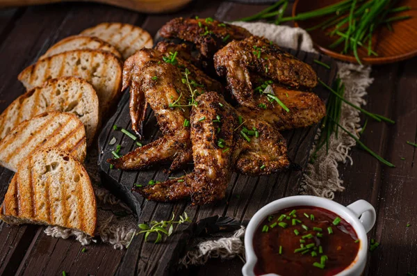 バーベキューソースと焼きパンとおいしい焼き翼 — ストック写真