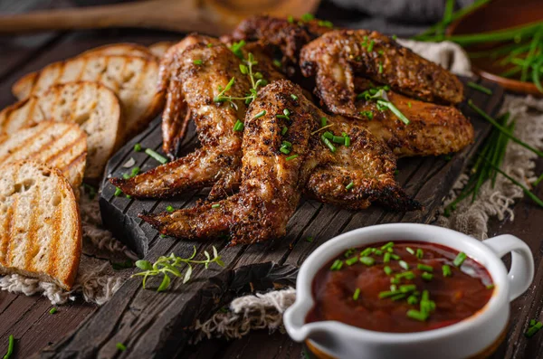 Heerlijke Gegrilde Vleugels Met Barbecuesaus Gegrild Brood — Stockfoto