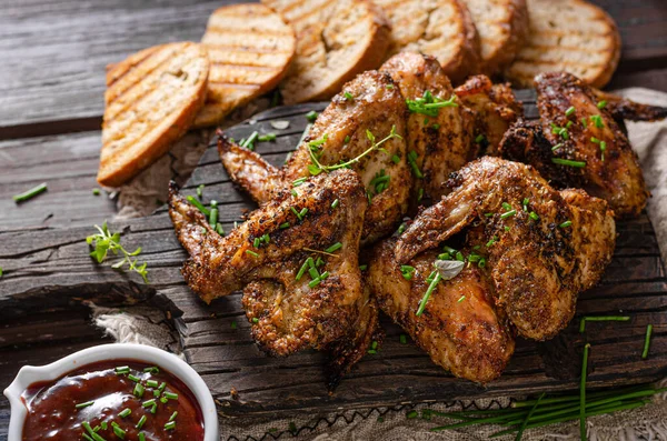 Leckere Gegrillte Flügel Mit Grillsoße Und Gegrilltem Brot — Stockfoto