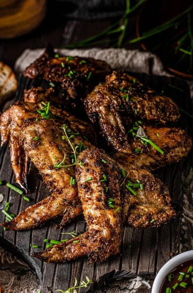 Heerlijke Gegrilde Vleugels Met Barbecuesaus Gegrild Brood — Stockfoto