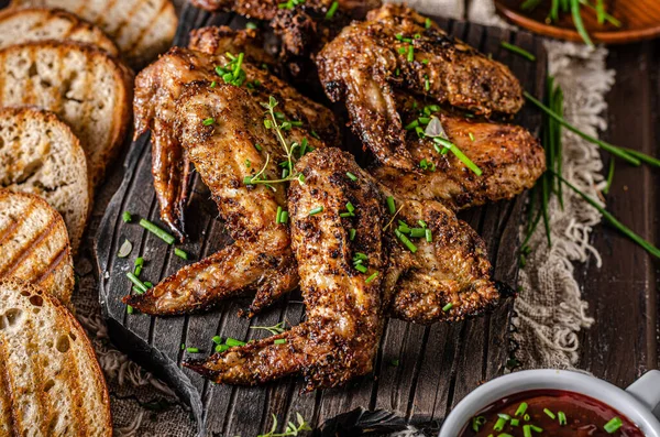 Leckere Gegrillte Flügel Mit Grillsoße Und Gegrilltem Brot — Stockfoto