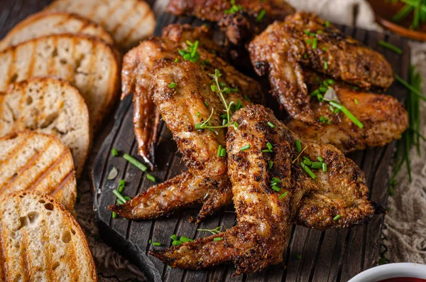 Deliciosas Asas Grelhadas Com Molho Churrasco Pão Grelhado — Fotografia de Stock