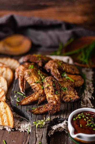 Heerlijke Gegrilde Vleugels Met Barbecuesaus Gegrild Brood — Stockfoto