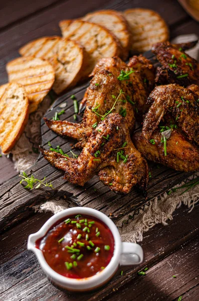 Delicious Grilled Wings Barbecue Sauce Grilled Bread — Stock Photo, Image