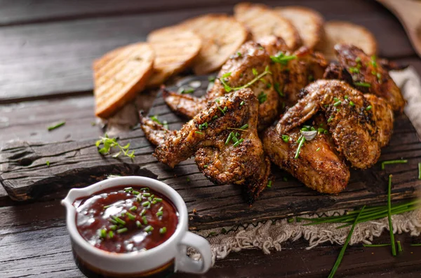 Leckere Gegrillte Flügel Mit Grillsoße Und Gegrilltem Brot — Stockfoto