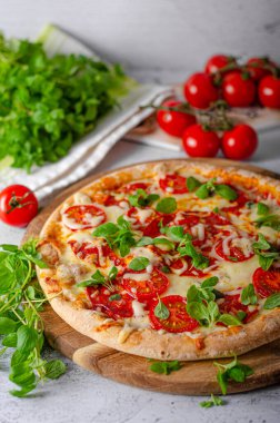 Domatesli, mozarellalı ve otlu lezzetli sade pizza.