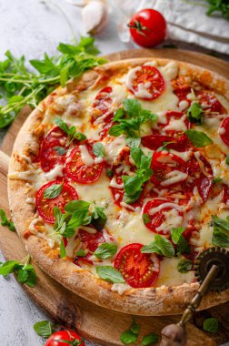 Domatesli, mozarellalı ve otlu lezzetli sade pizza.