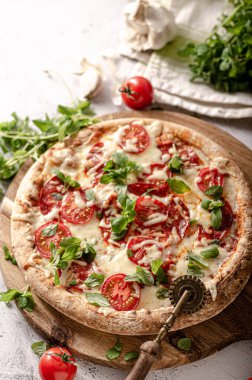 Domatesli, mozarellalı ve otlu lezzetli sade pizza.