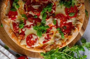 Domatesli, mozarellalı ve otlu lezzetli sade pizza.