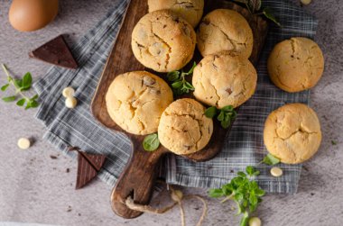 Harika bir karışım, siyah beyaz çikolata ve naneli.