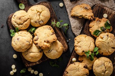 Harika bir karışım, siyah beyaz çikolata ve naneli.