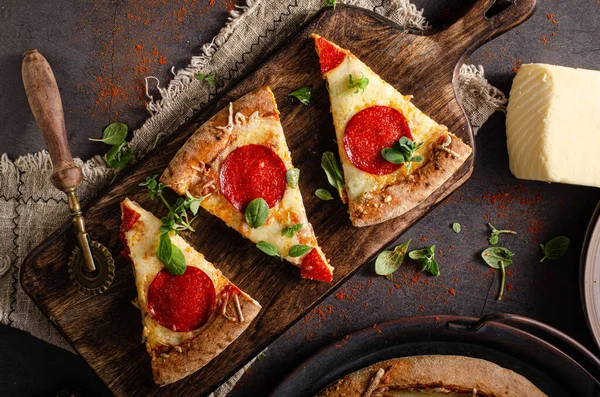 Leckere Und Einfache Pizza Hausgemacht Mit Scharfen Salami Und Käseecken — Stockfoto