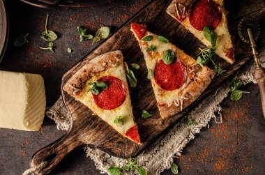 Lezzetli ve sade ev yapımı salamlı ve peynirli pizza.