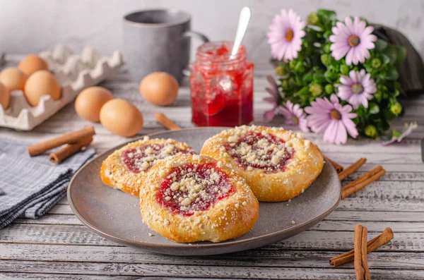 Deliciosos Pasteles Con Grosellas Semillas Amapola Cuajada — Foto de Stock