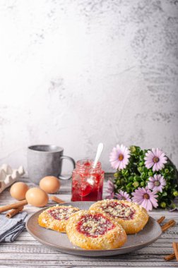 Frenk üzümlü lezzetli kekler, haşhaş tohumu ve lor peyniri