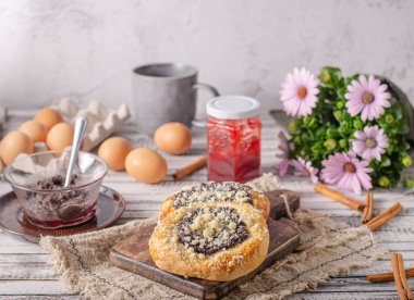 Frenk üzümlü lezzetli kekler, haşhaş tohumu ve lor peyniri
