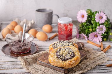 Frenk üzümlü lezzetli kekler, haşhaş tohumu ve lor peyniri