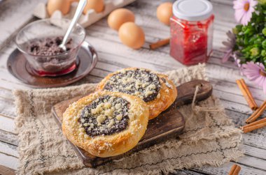 Frenk üzümlü lezzetli kekler, haşhaş tohumu ve lor peyniri