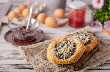 Frenk üzümlü lezzetli kekler, haşhaş tohumu ve lor peyniri