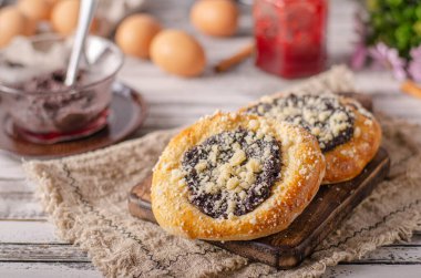 Frenk üzümlü lezzetli kekler, haşhaş tohumu ve lor peyniri