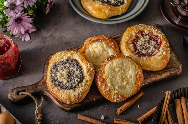 Deliciosos Pasteles Con Grosellas Semillas Amapola Cuajada —  Fotos de Stock