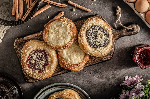 Deliciosos Pasteles Con Grosellas Semillas Amapola Cuajada —  Fotos de Stock