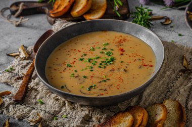 Orman mantarlarından lezzetli çorba, çıtır otlu ekmek.