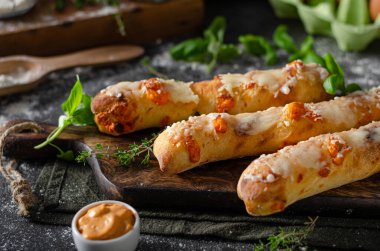 Peynir soslu keskin peynirle doldurulmuş lezzetli hamur işi.