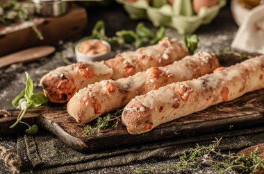 Peynir soslu keskin peynirle doldurulmuş lezzetli hamur işi.