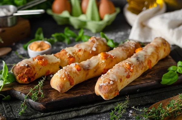 Pastelaria Deliciosa Recheada Com Queijo Afiado Com Molho Queijo — Fotografia de Stock