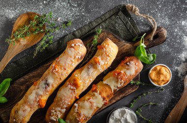 Peynir soslu keskin peynirle doldurulmuş lezzetli hamur işi.