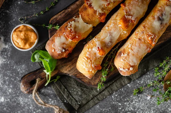 Deliciosa Pastelería Rellena Queso Picante Con Salsa Queso — Foto de Stock