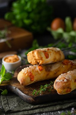 Peynir soslu keskin peynirle doldurulmuş lezzetli hamur işi.