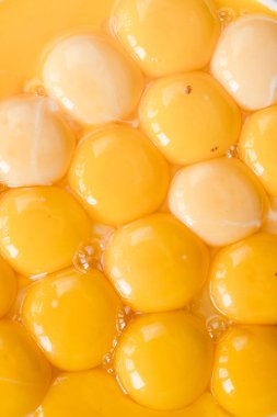 Tabakta taze yumurta sarısı.