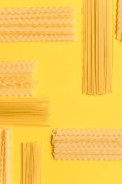 Sarı arka planda makarna çeşitleri