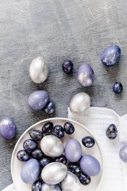 Paskalya yaklaşıyor. Küçük hazırlıklar. Bütün aileyle yumurta boyarız..