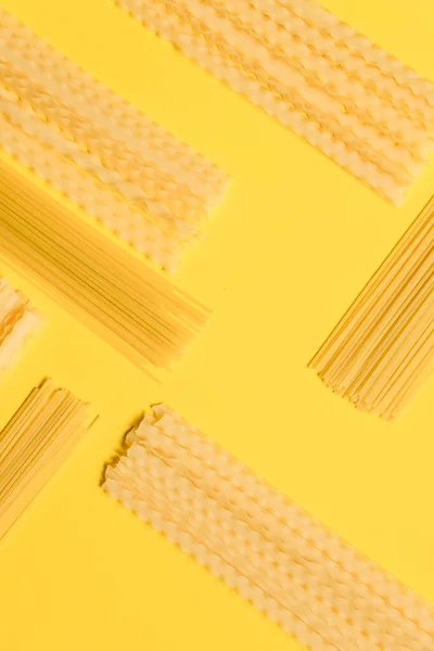 Variëteiten Pasta Een Gele Achtergrond — Stockfoto