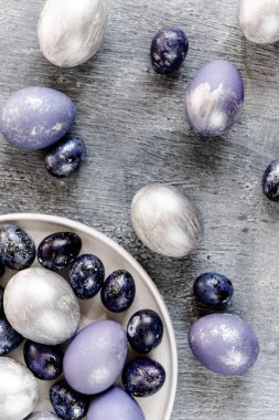 Paskalya yaklaşıyor. Küçük hazırlıklar. Bütün aileyle yumurta boyarız..