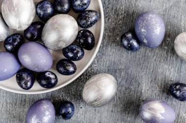 Paskalya yaklaşıyor. Küçük hazırlıklar. Bütün aileyle yumurta boyarız..